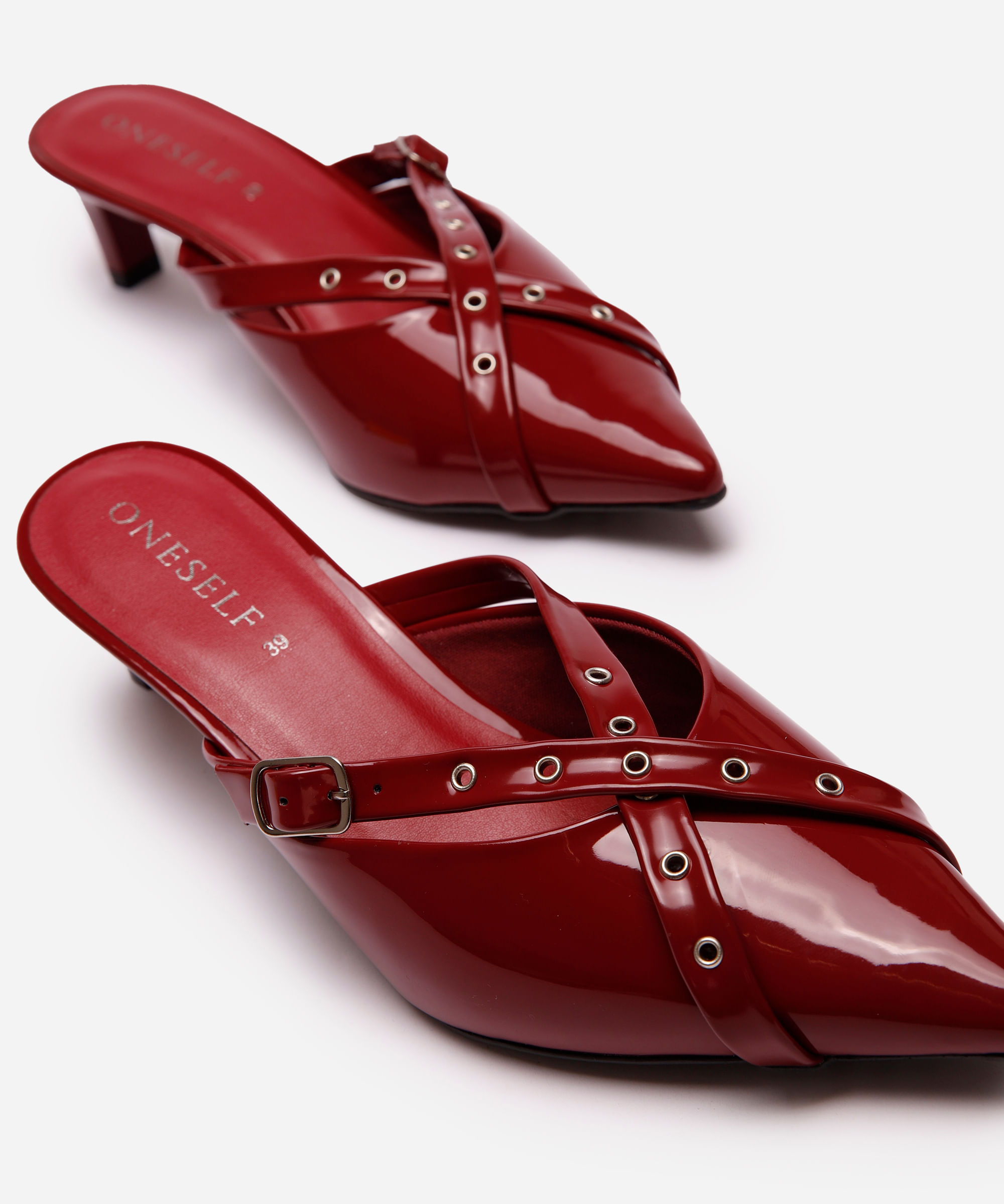 scarpin kitten com fivela e ilhós vinho
