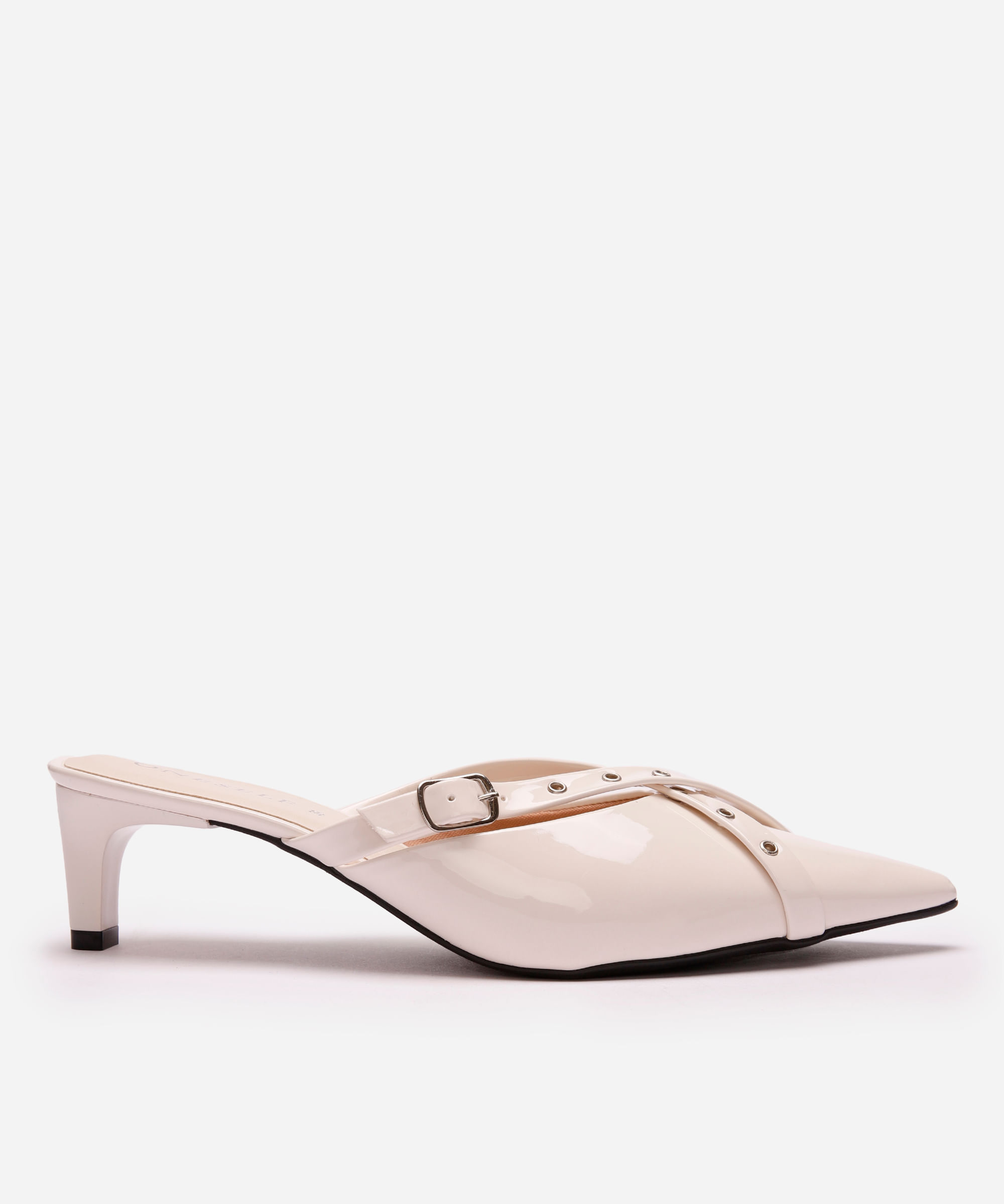 scarpin kitten com fivela e ilhós off white