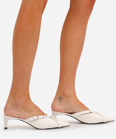 scarpin kitten com fivela e ilhós off white