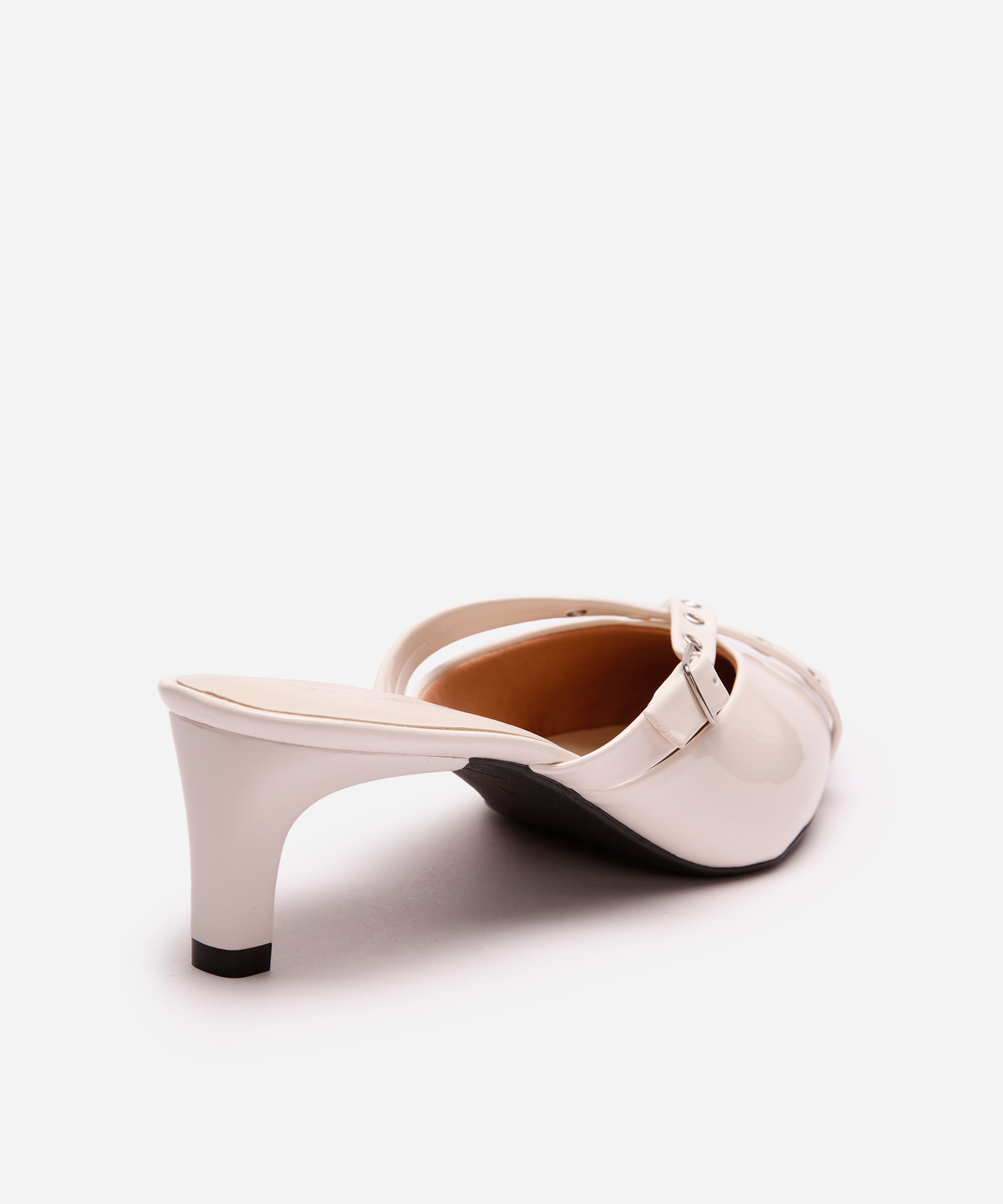 scarpin kitten com fivela e ilhós off white