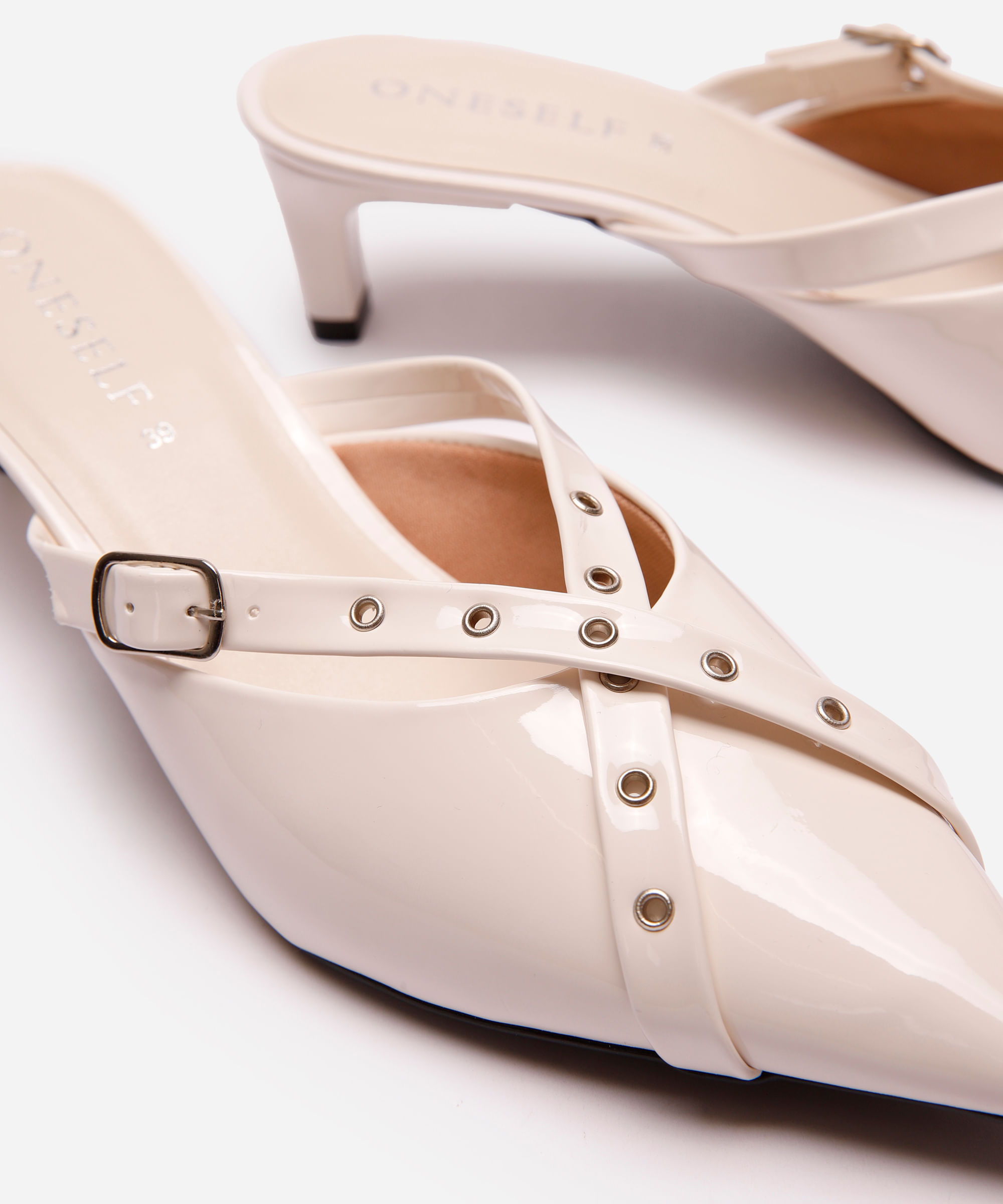 scarpin kitten com fivela e ilhós off white