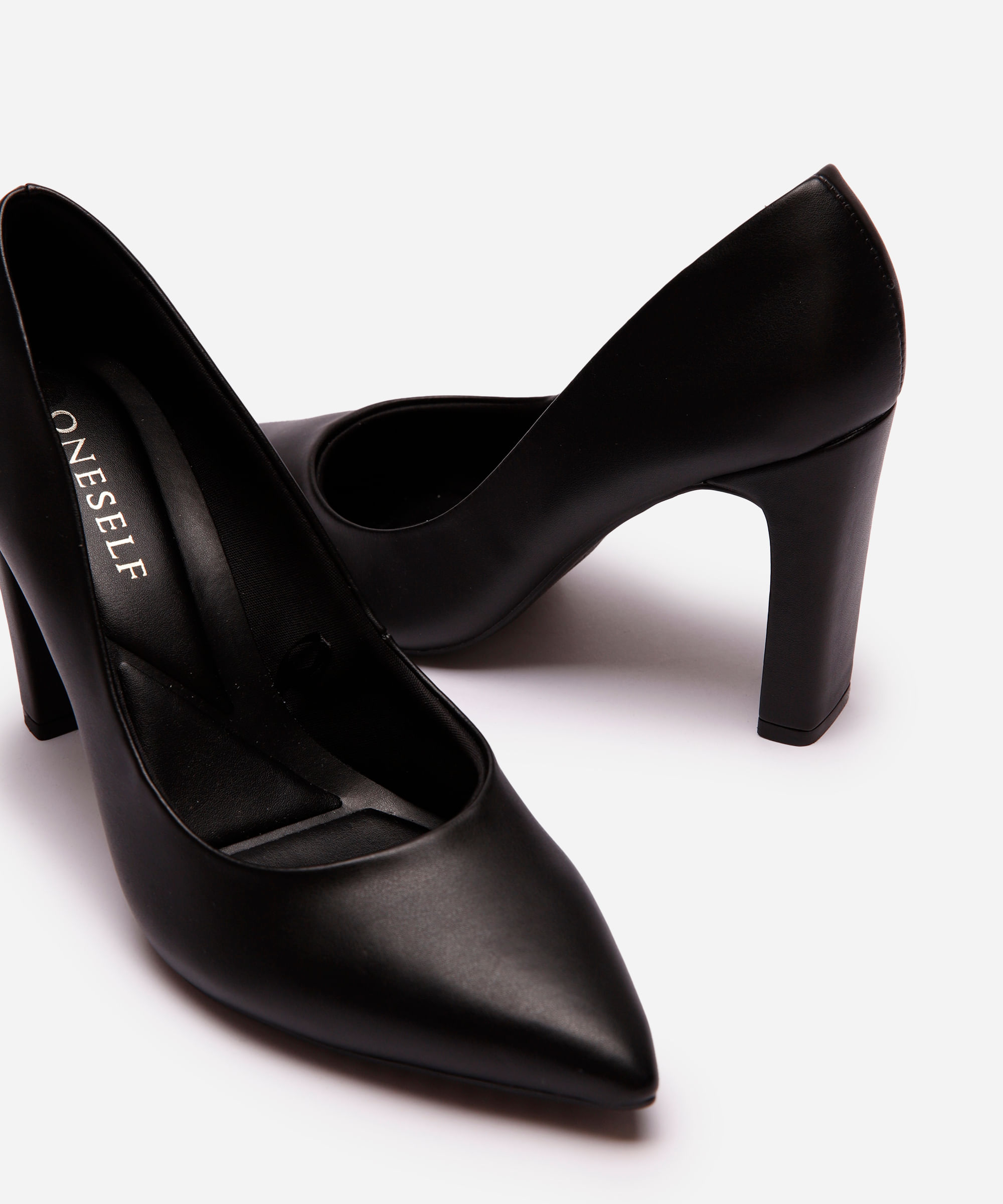 scarpin bico fino salto alto oneself preto
