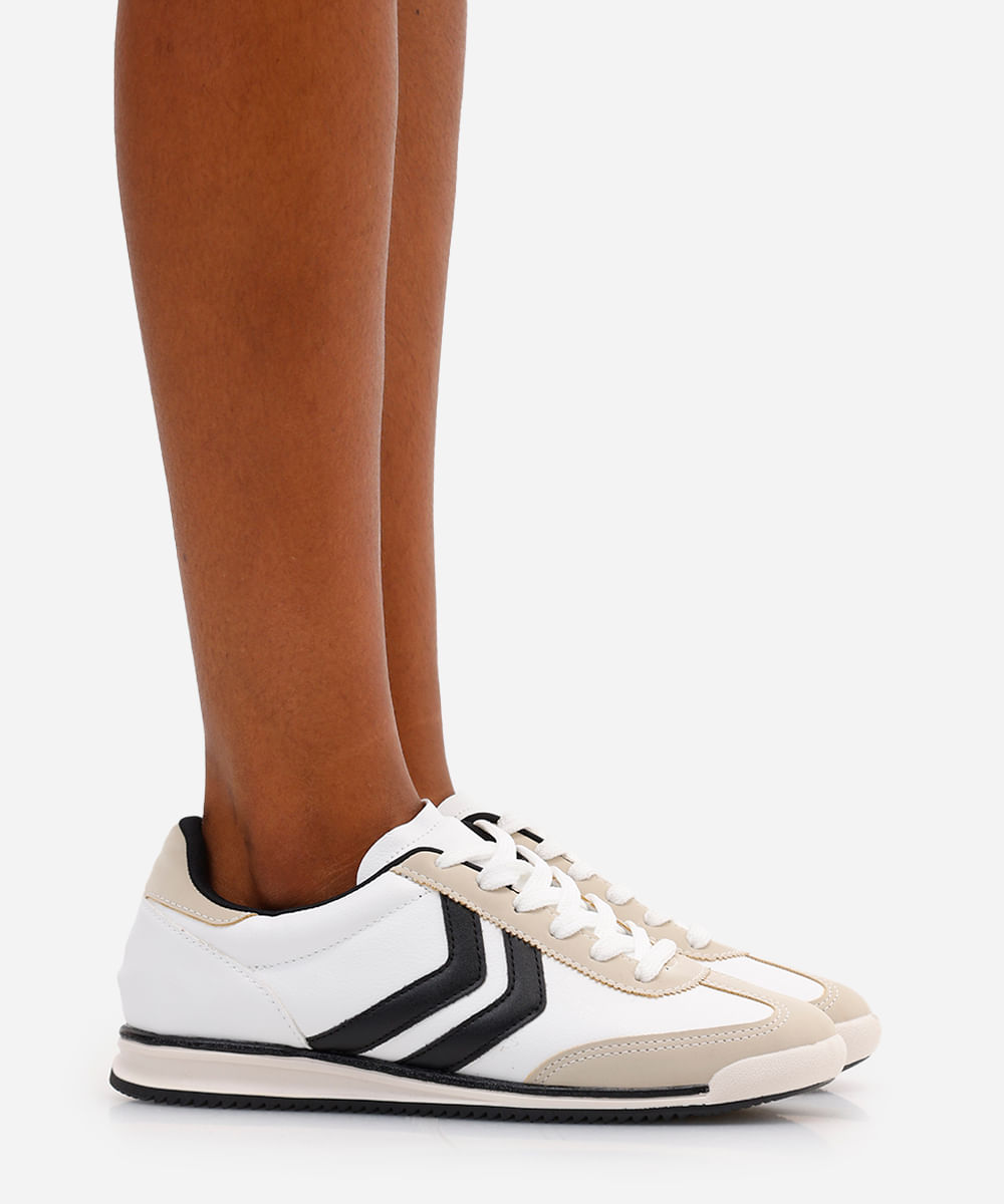 tênis casual com recortes bicolor branco
