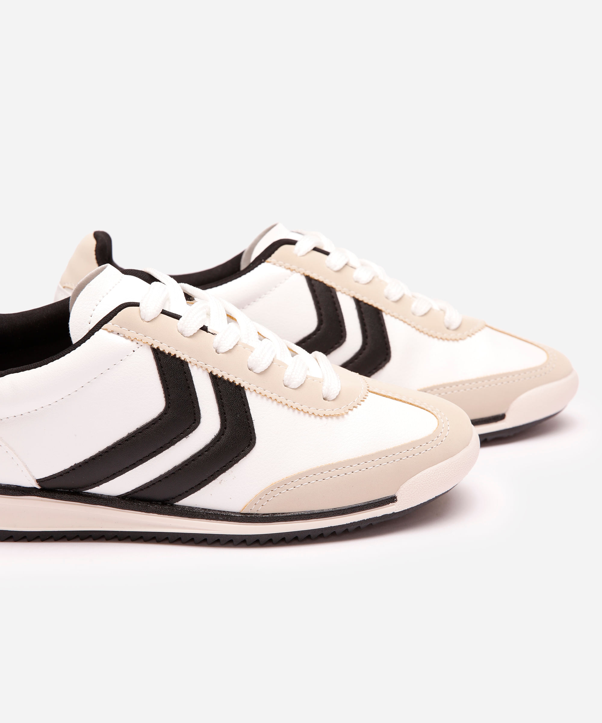 tênis casual com recortes bicolor branco