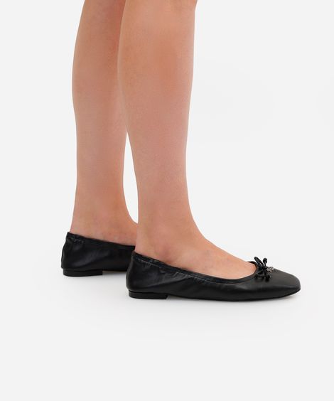 sapatilha franzida com lacinho e pingente oneself preta