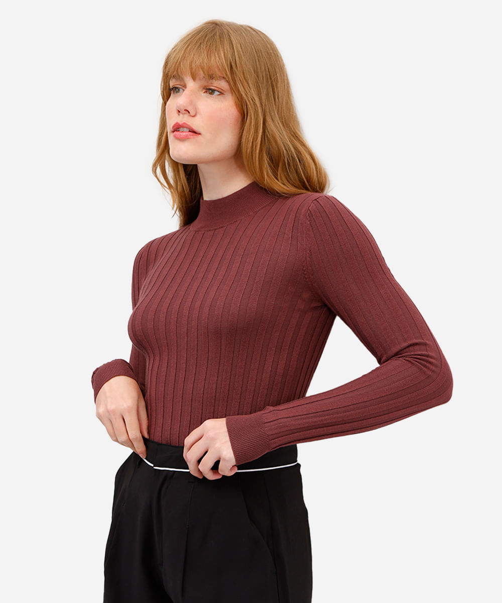 suéter de tricot canelado gola alta marrom