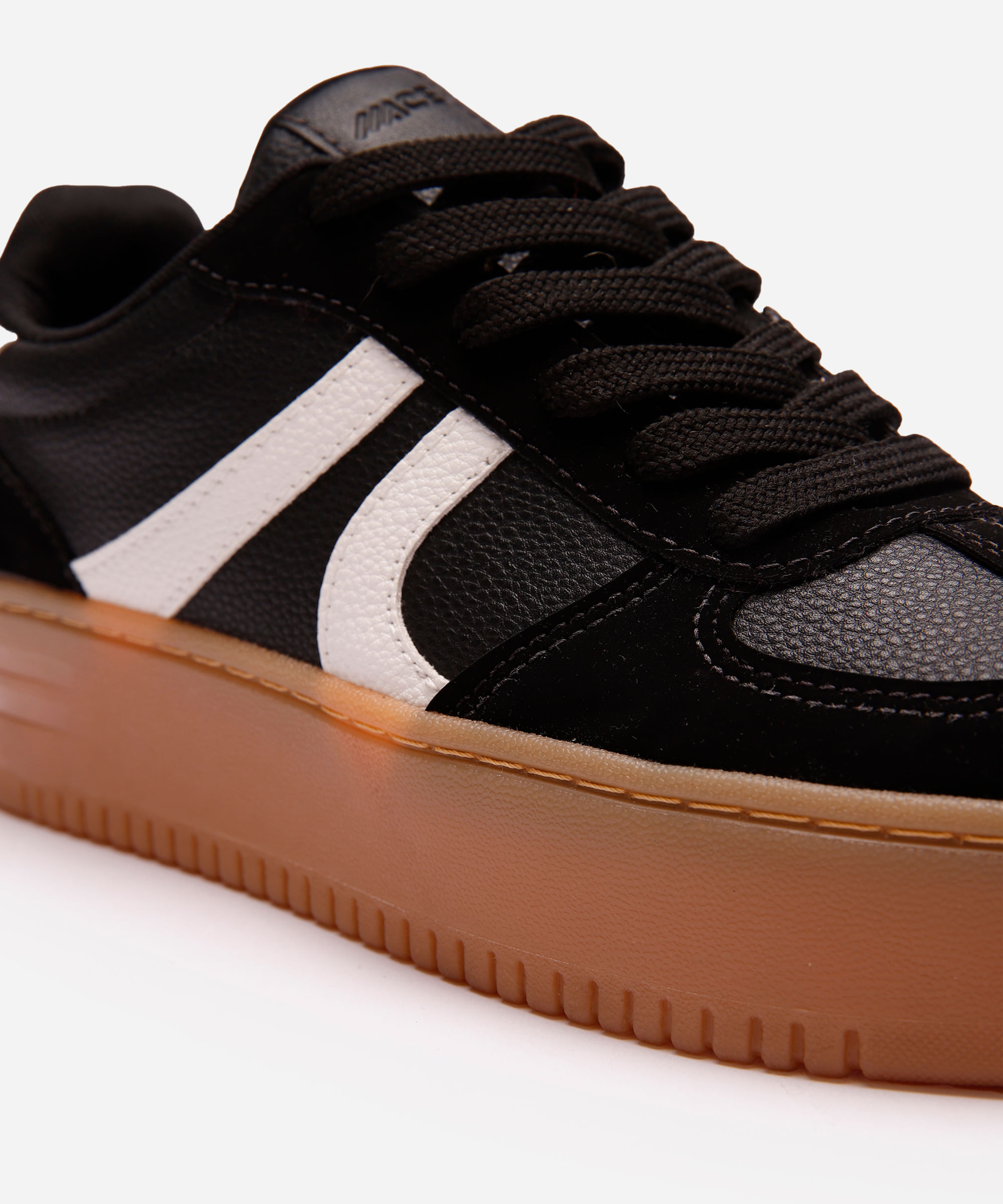 tênis plataforma casual com recortes preto