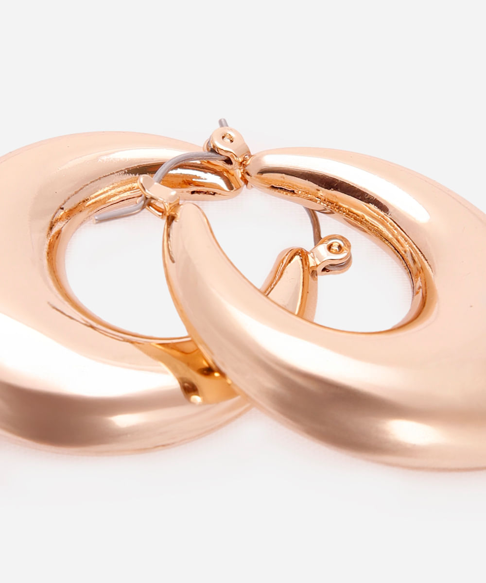 brinco oval vazado dourado