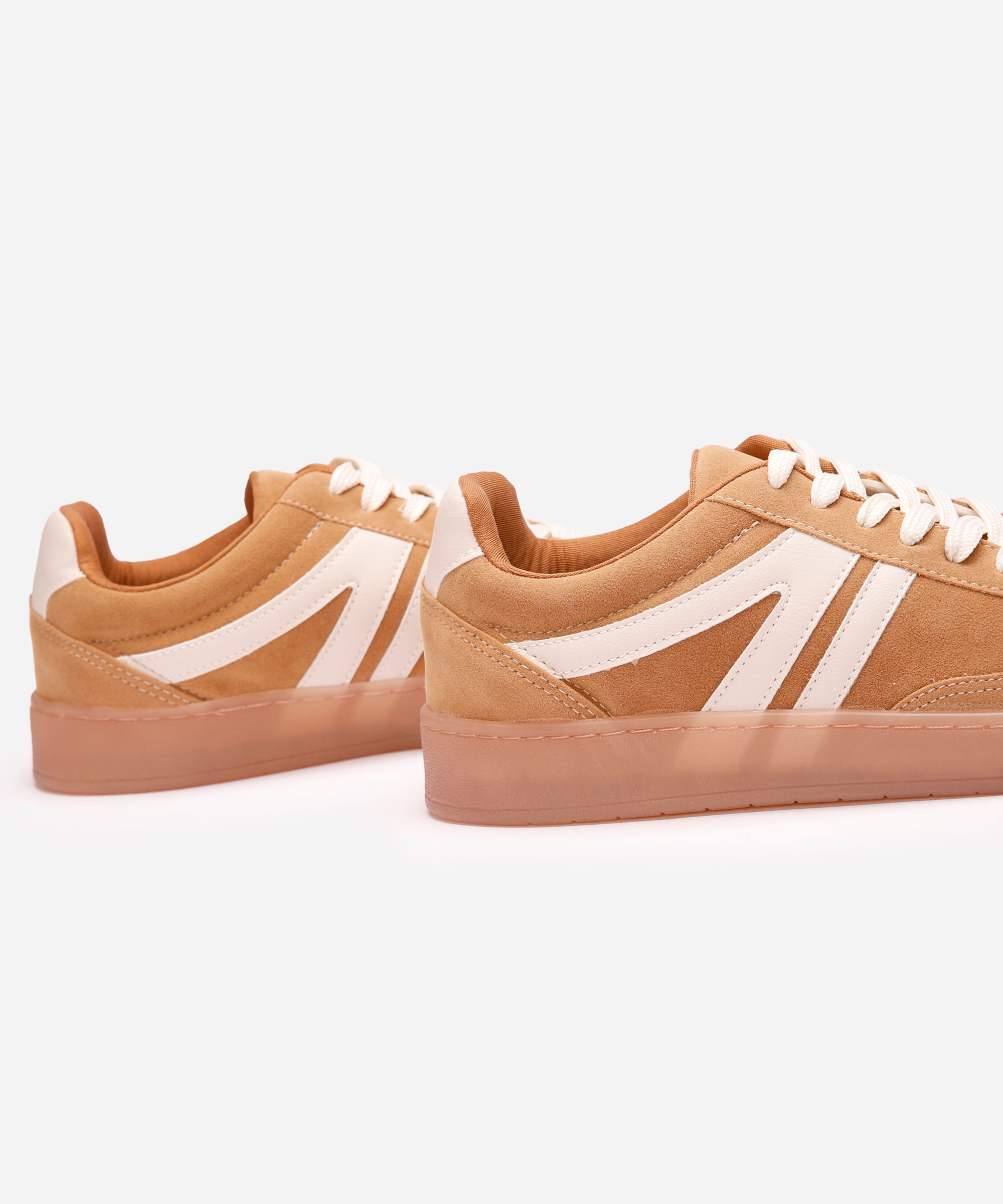 tênis casual com recortes bicolor bege