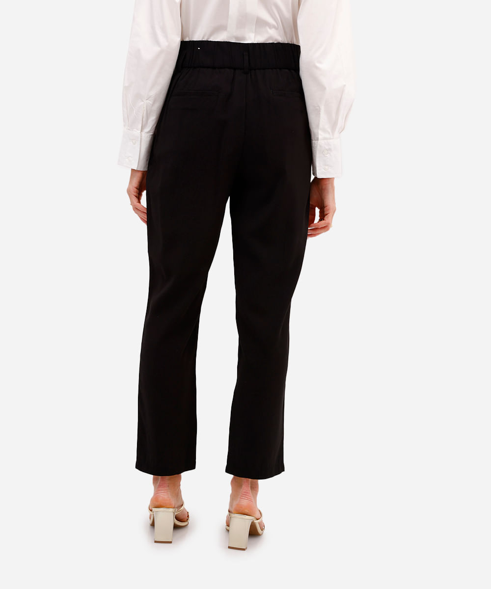 calça feminina de alfaiataria com pregas preta