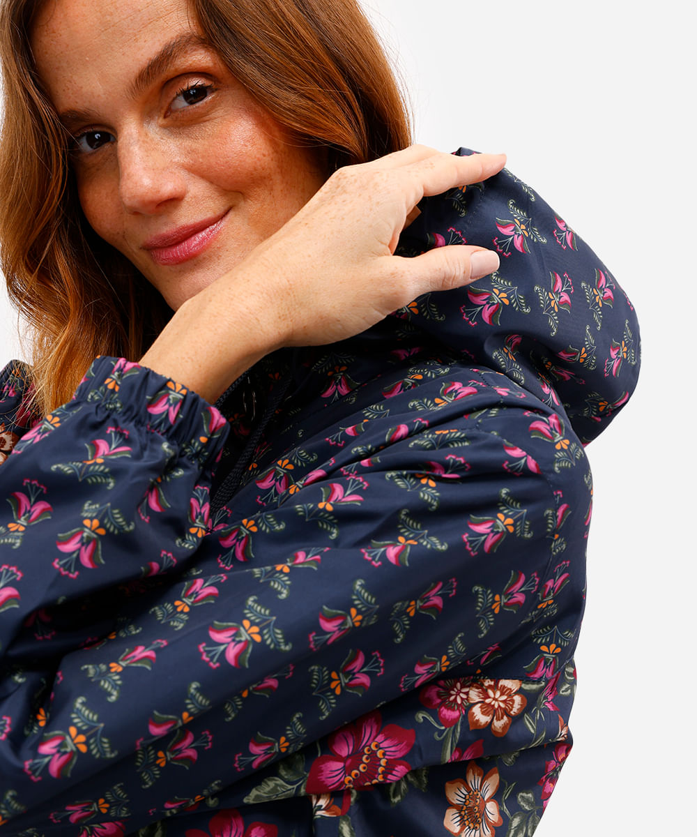 jaqueta corta vento feminina com capuz floral azul
