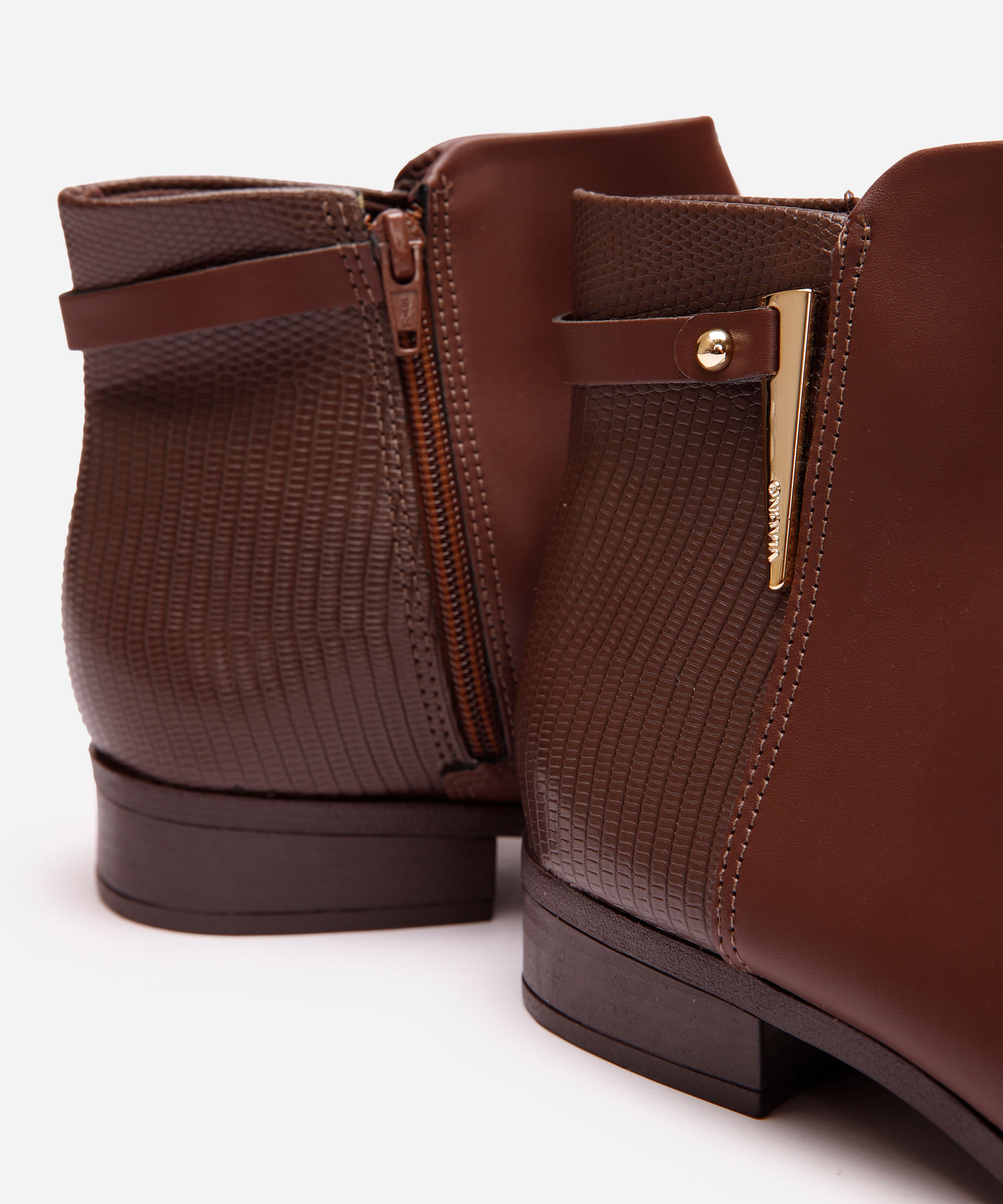bota chelsea via uno texturizada marrom