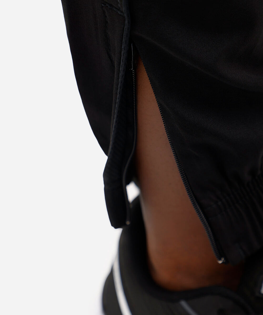 calça jogger slim com zíper na barra esportiva preta