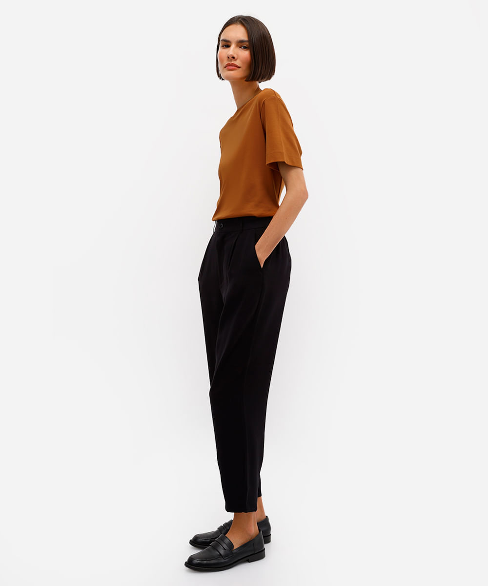 calça alfaiataria de viscose com pregas cintura alta - preto