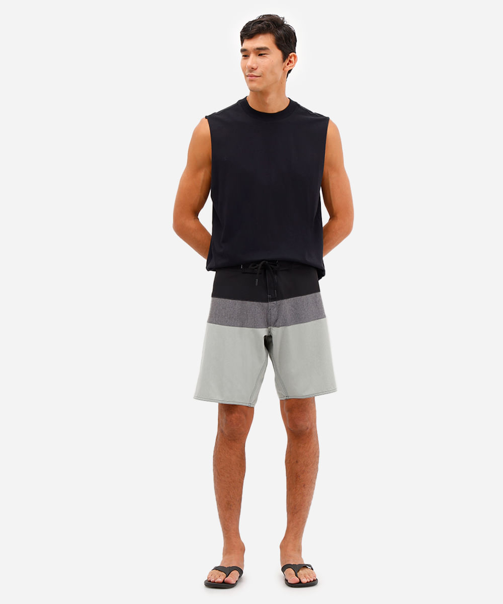 short boardshort masculino com recortes cinza