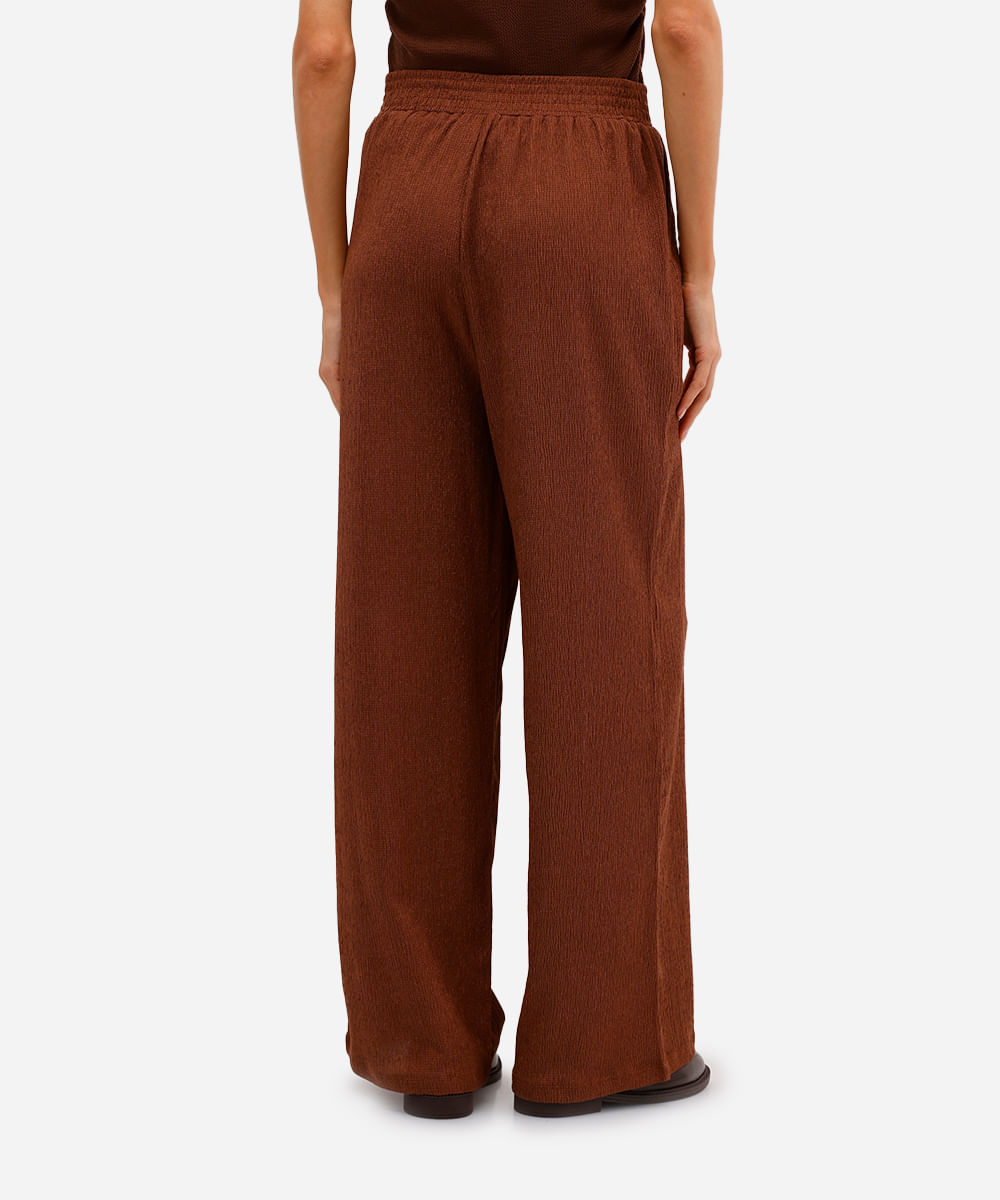 calça wide leg com bolsos texturizada marrom