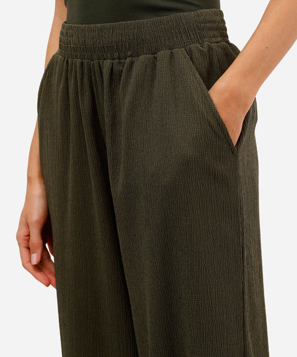 calça wide leg com bolsos texturizada verde