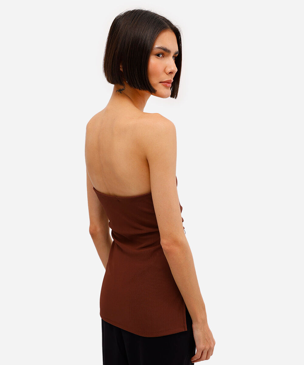 blusa alongada sem alça com franzido marrom