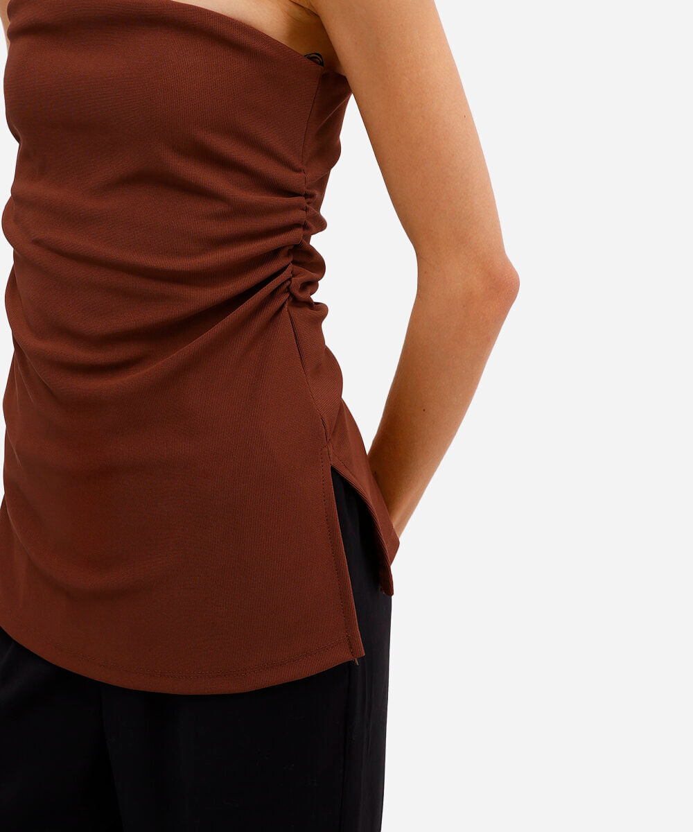 blusa alongada sem alça com franzido marrom