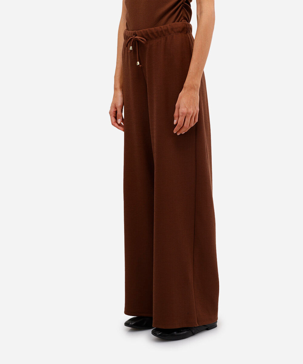 calça reta texturizada cintura alta com elástico marrom