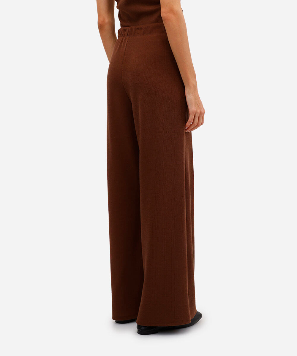 calça reta texturizada cintura alta com elástico marrom