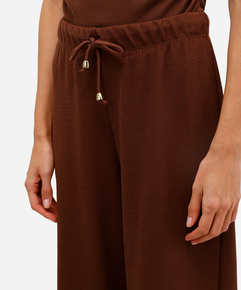 calça reta texturizada cintura alta com elástico marrom