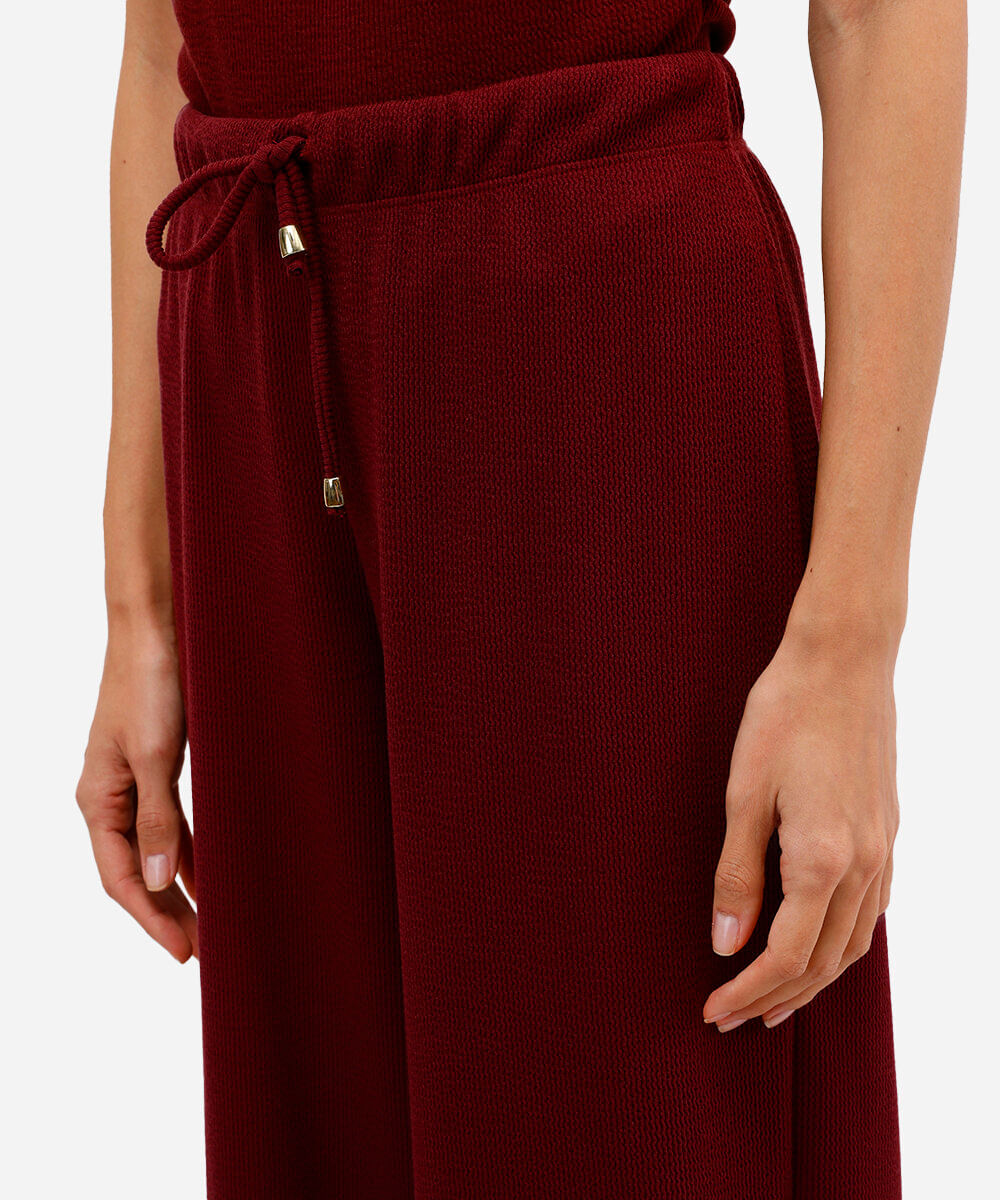 calça reta feminina texturizada cintura alta com elástico vinho