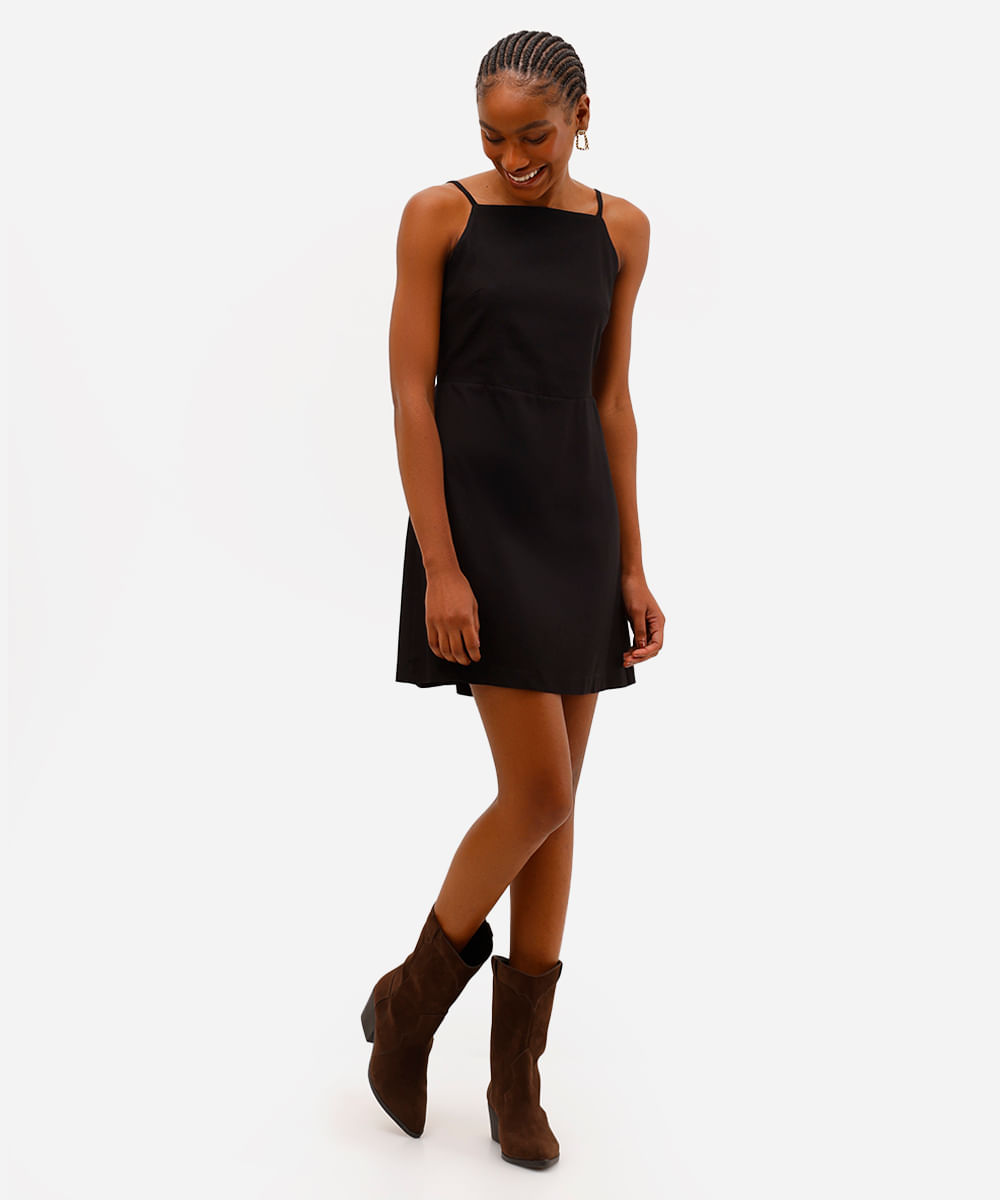vestido curto feminino com decote quadrado com linho preto