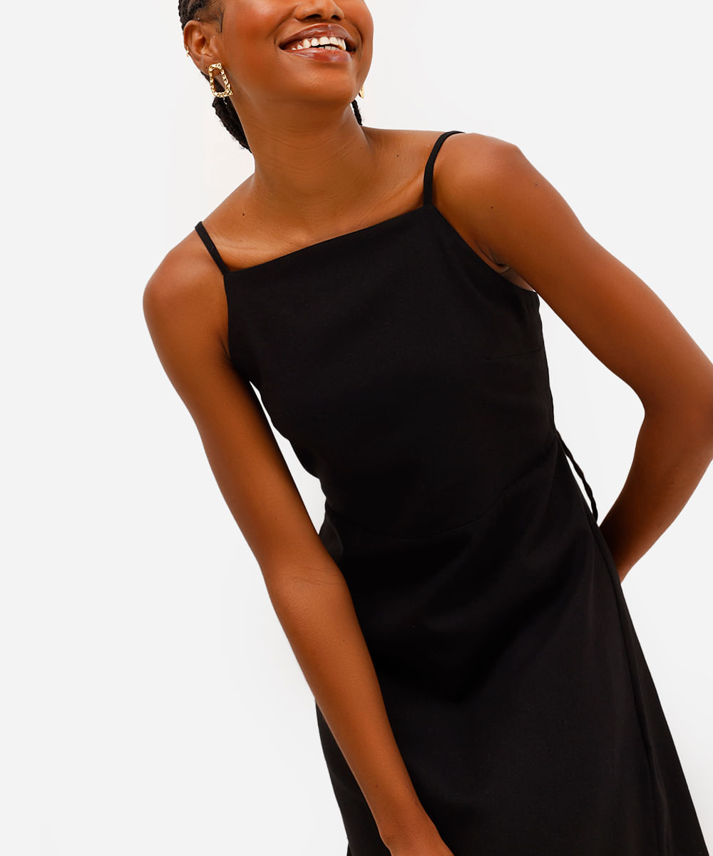 vestido curto feminino com decote quadrado com linho preto