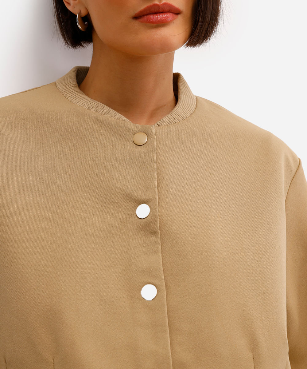 jaqueta bomber feminina cropped com pences bege