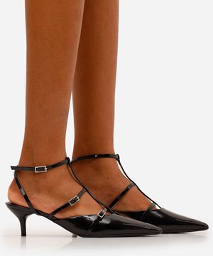 scarpin bico fino com fivelas oneself preto