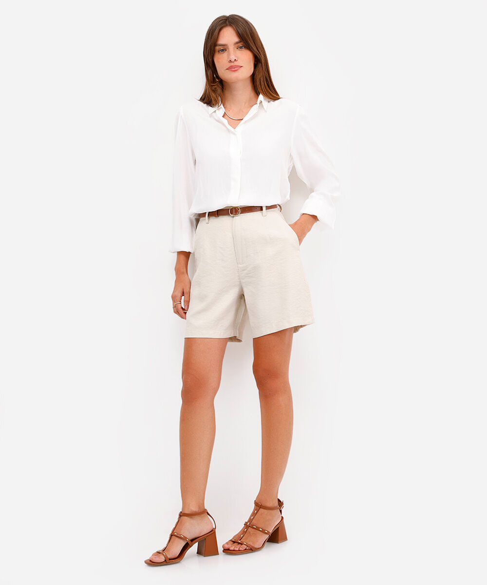 short feminino de alfaiataria texturizado com cinto bege