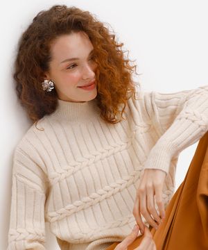 suéter feminino gola alta texturizado bege