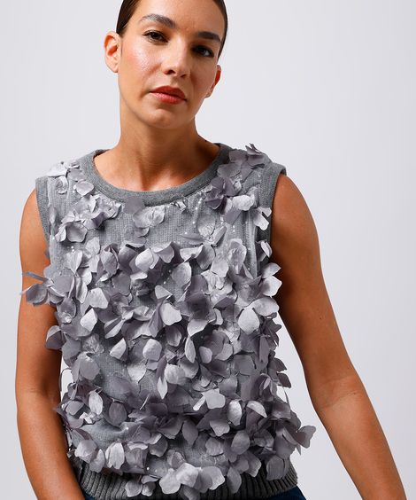 colete feminino de tricot com aplicação floral mindset cinza