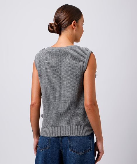 colete feminino de tricot com aplicação floral mindset cinza