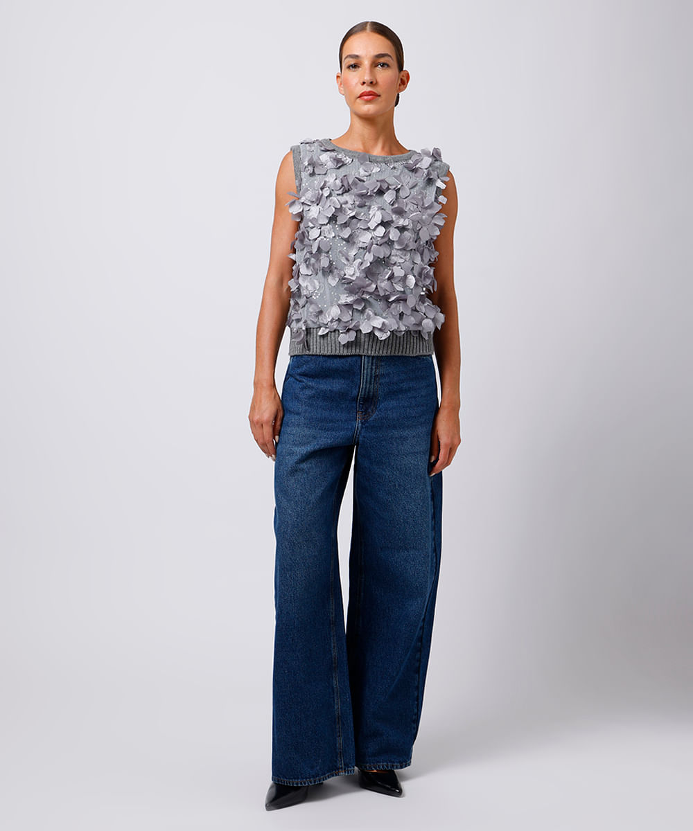 colete feminino de tricot com aplicação floral mindset cinza