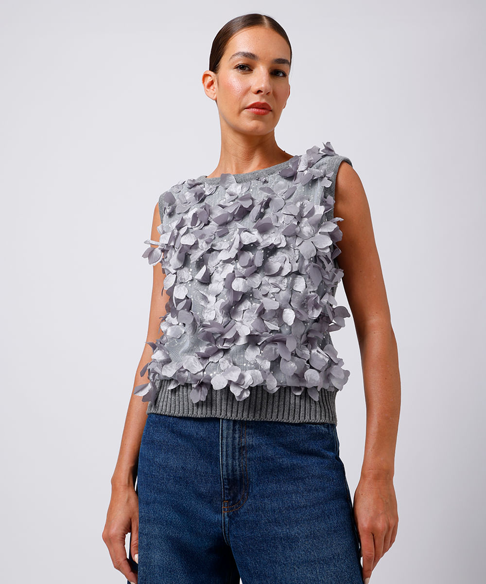 colete feminino de tricot com aplicação floral mindset cinza