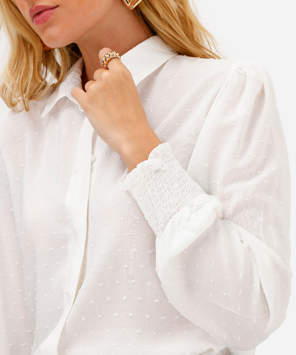 camisa feminina de viscose texturizada poá off white