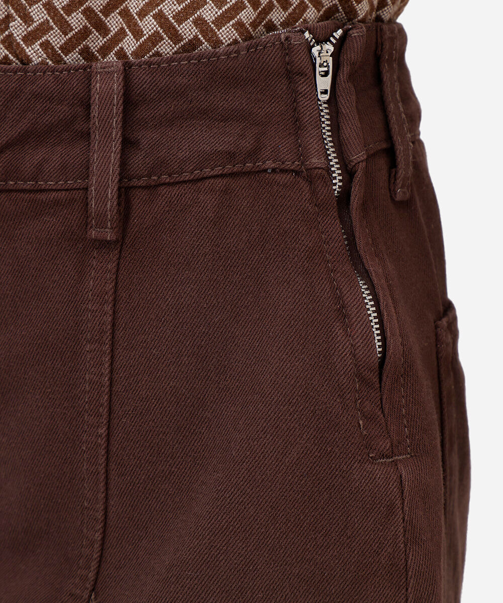 short saia feminino de sarja com fenda marrom