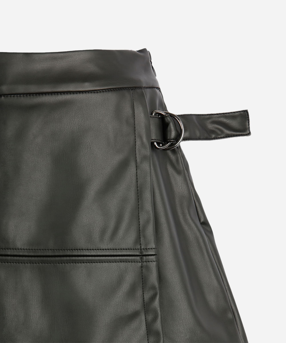 short saia juvenil de poliuretano com transpasse e fivela preto