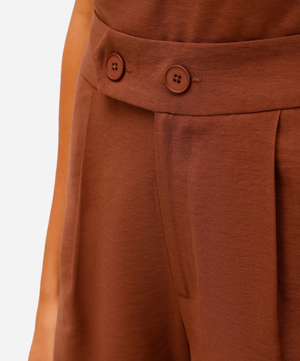 short feminino de alfaiataria com viscose marrom