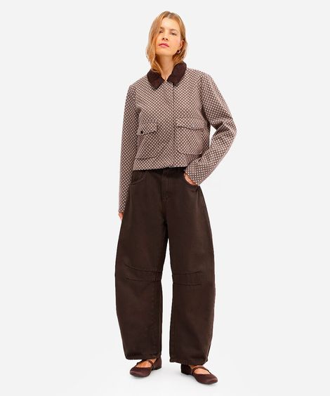 calça barrel feminina de sarja com recortes marrom