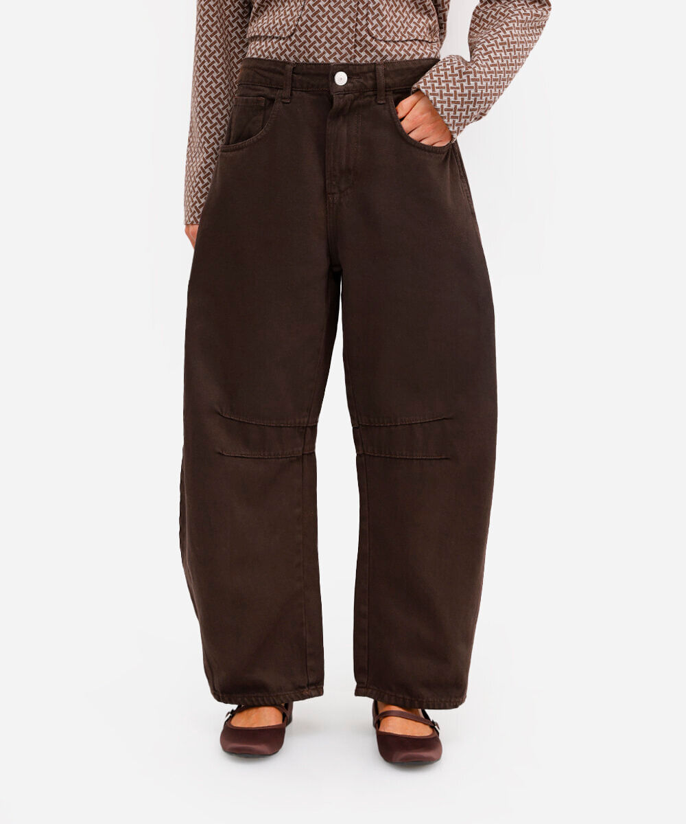 calça barrel feminina de sarja com recortes marrom