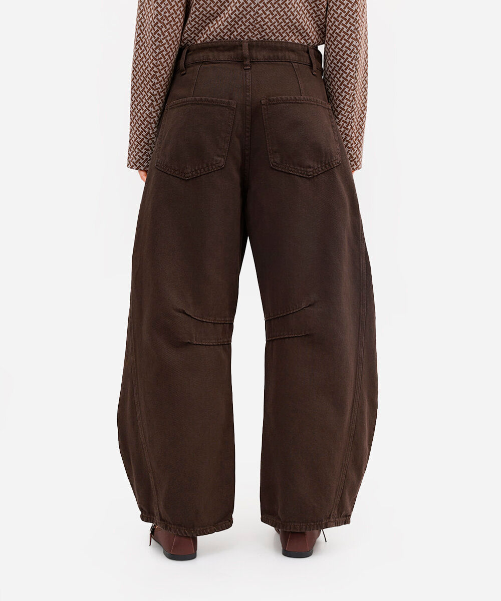 calça barrel feminina de sarja com recortes marrom