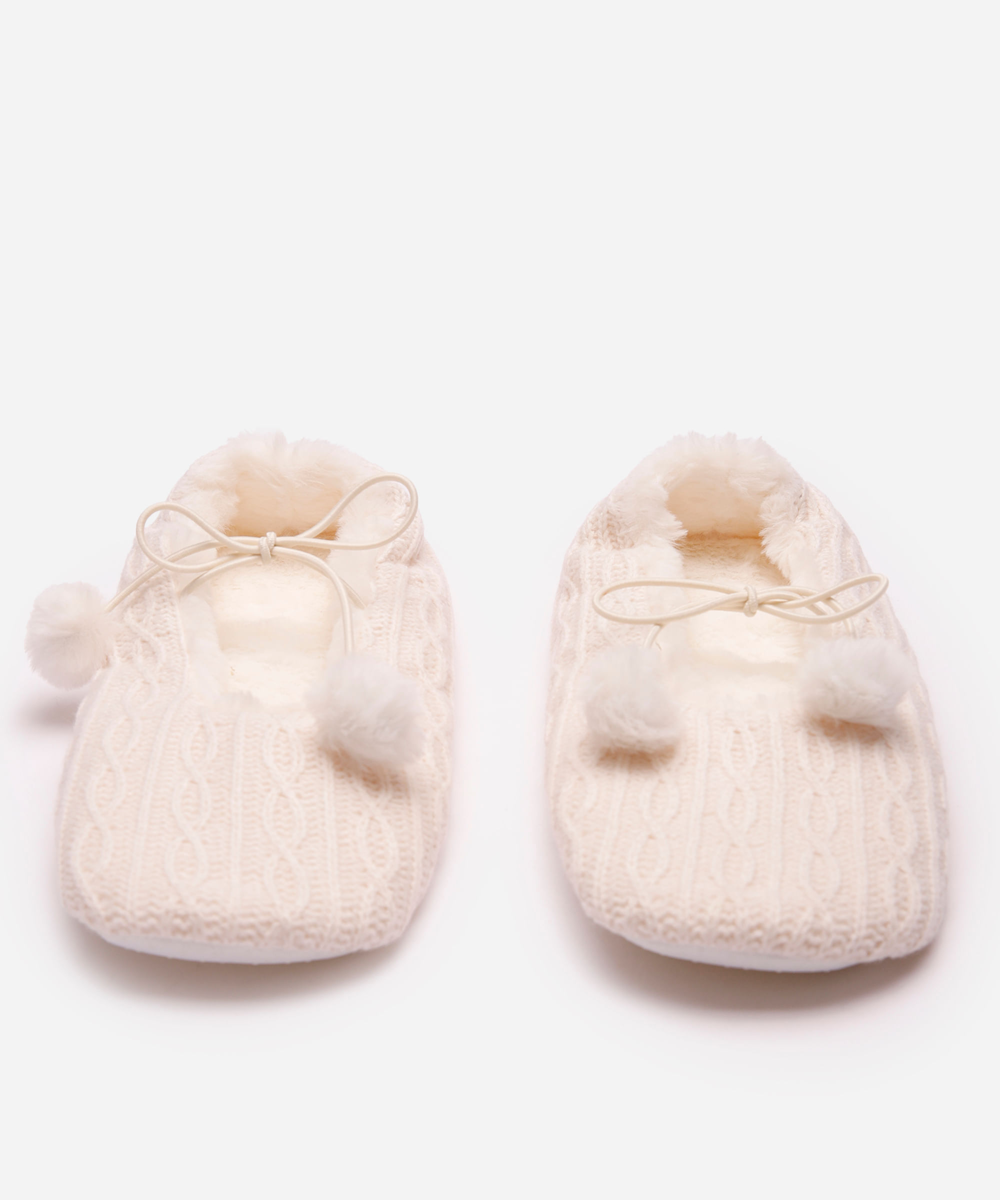 pantufa feminina de tricot com amarração e antiderrapante bege