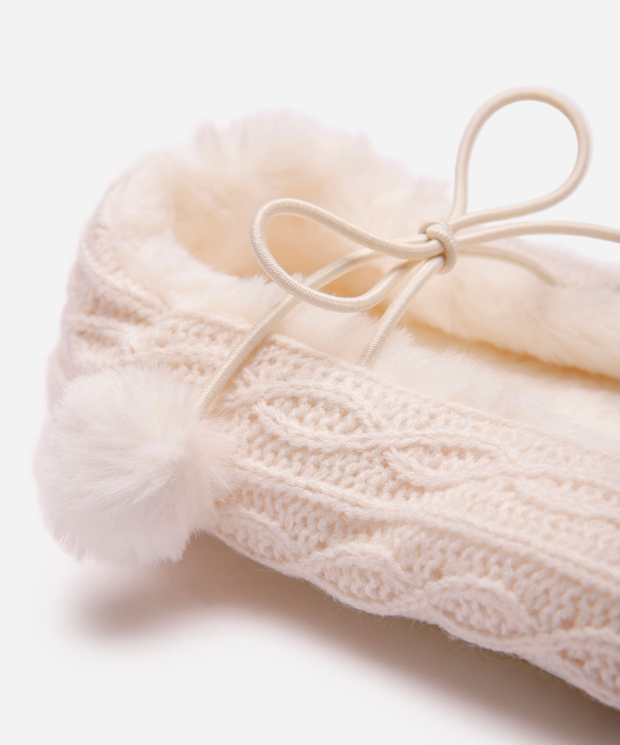 pantufa feminina de tricot com amarração e antiderrapante bege