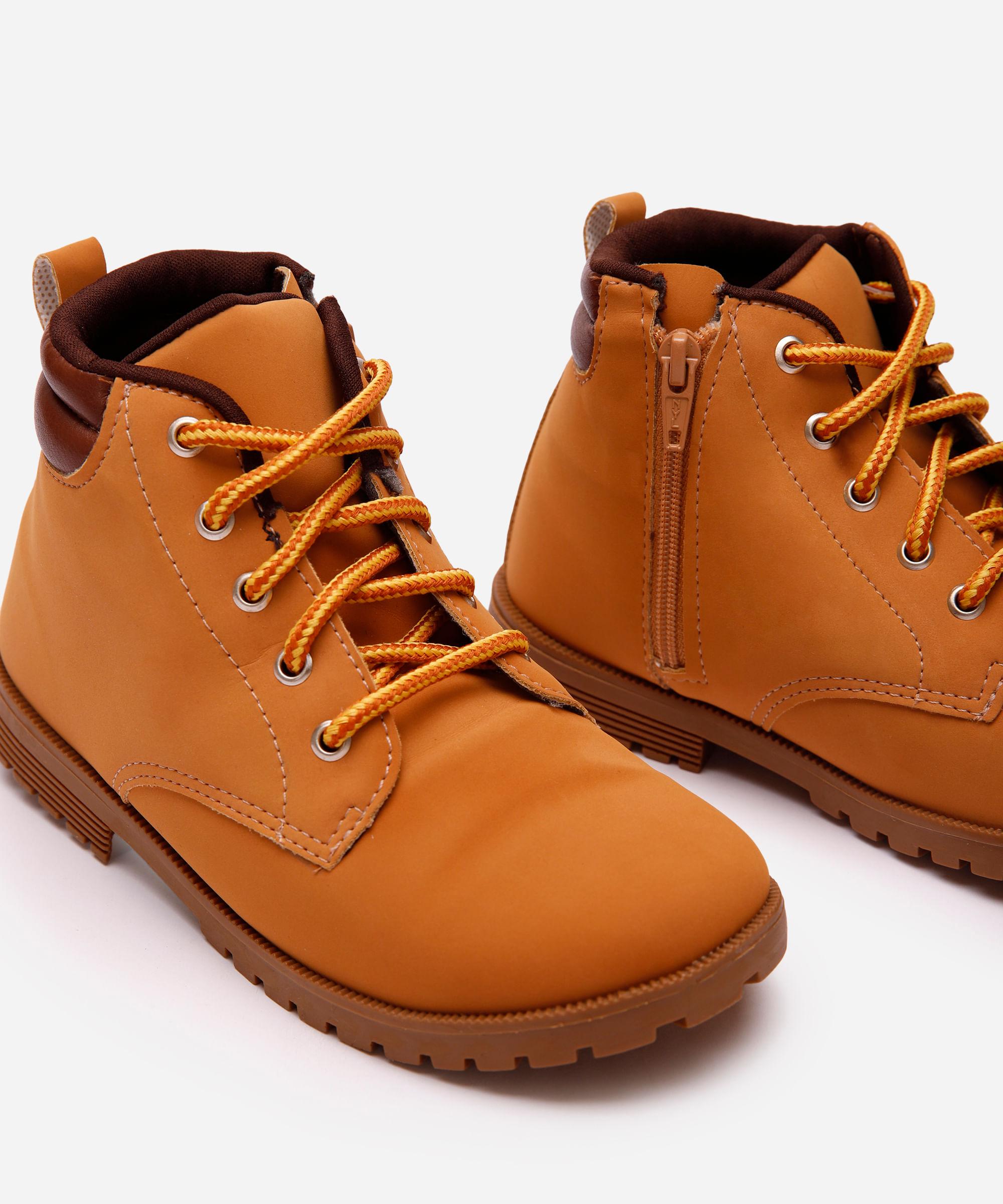 bota coturno infantil cano médio com recortes bege