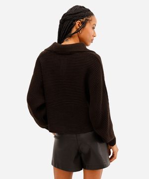 suéter feminino de tricot com gola polo marrom