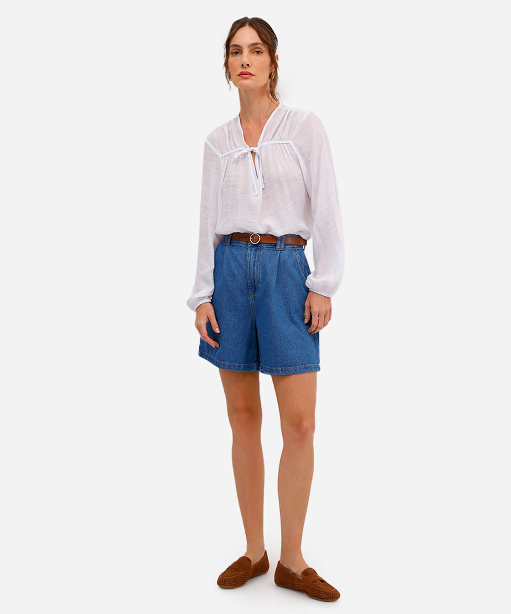 bermuda feminina jeans com pregas e cinto azul
