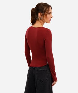 blusa feminina decote assimétrico manga longa franzida vinho